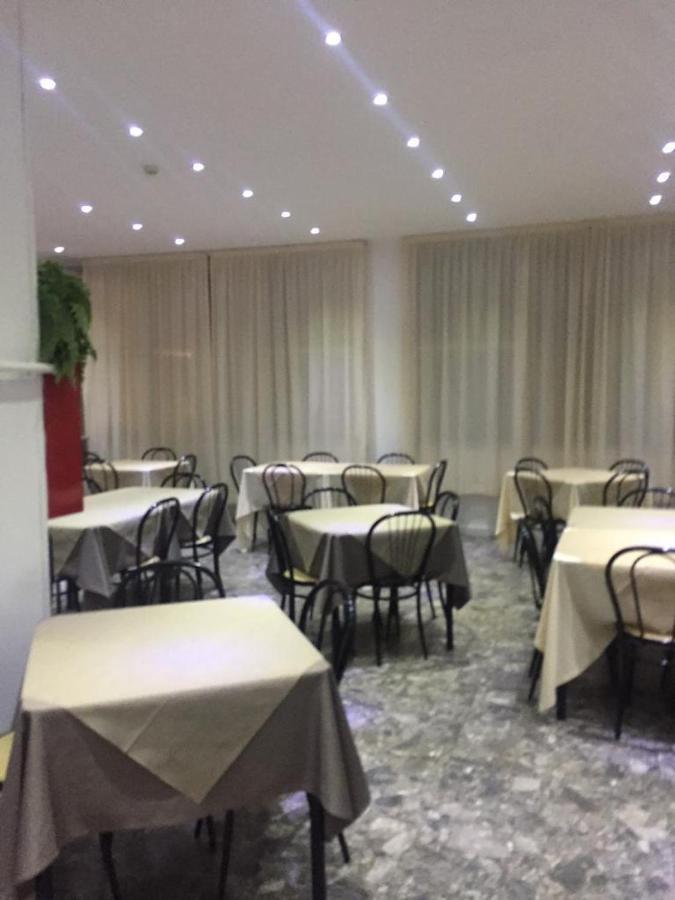 Hotel Piccari Nuova Gestione 里米尼 外观 照片