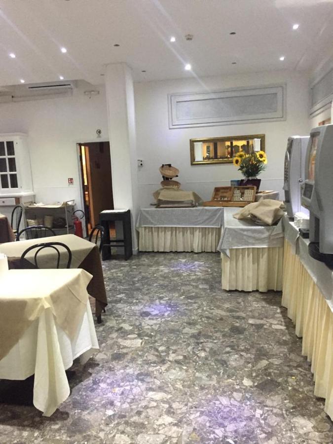 Hotel Piccari Nuova Gestione 里米尼 外观 照片