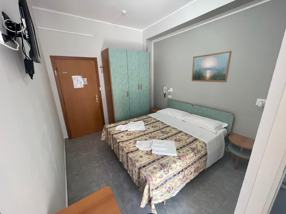 Hotel Piccari Nuova Gestione 里米尼 外观 照片