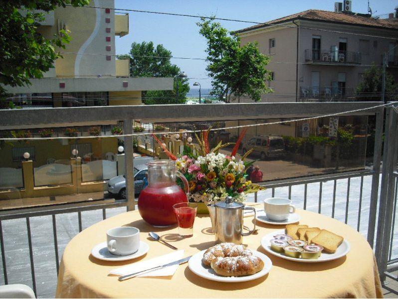 Hotel Piccari Nuova Gestione 里米尼 外观 照片